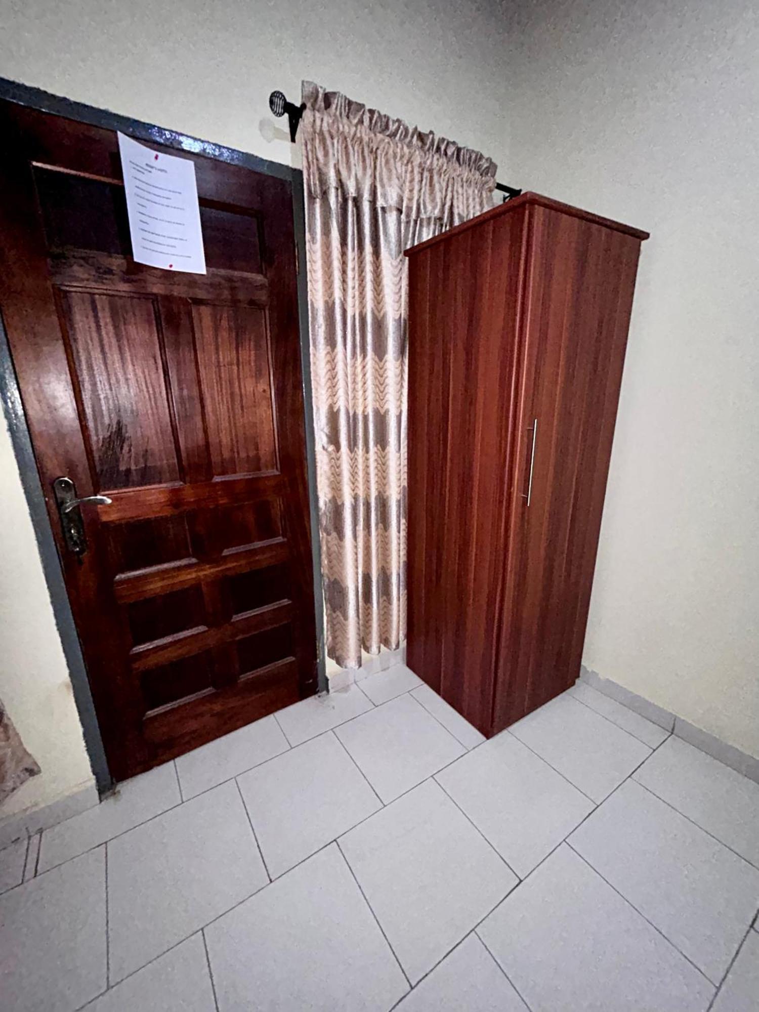 Jessie Hotel Adenta Exterior photo